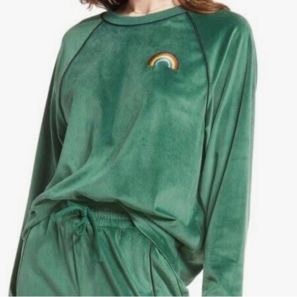Brand new velvet top super cute🌈